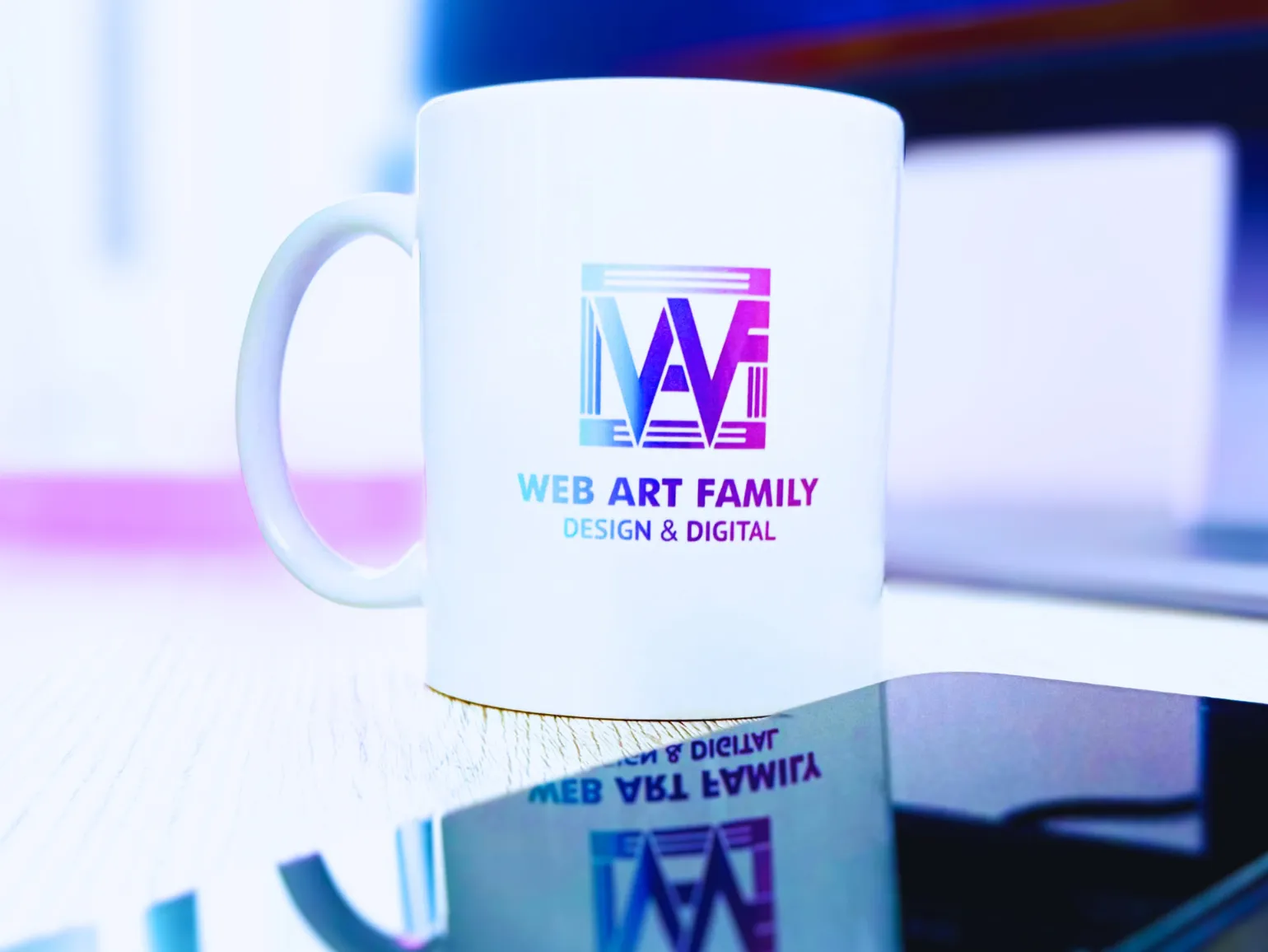 Hrnek s logem WebArtFamily v neonovém gradientu – moderní branding, design a vizuální identita v digitálním stylu.